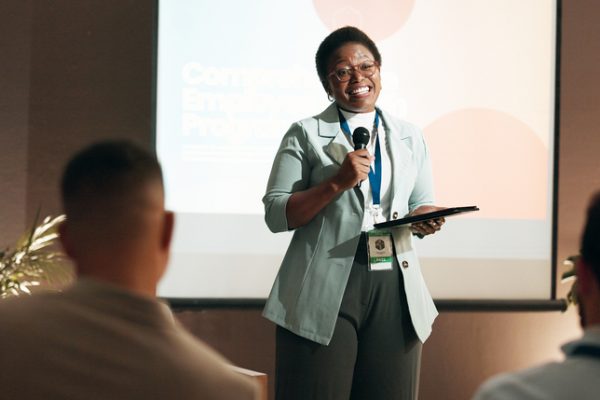 A business woman with extraordinary ability speaks at a workshop.